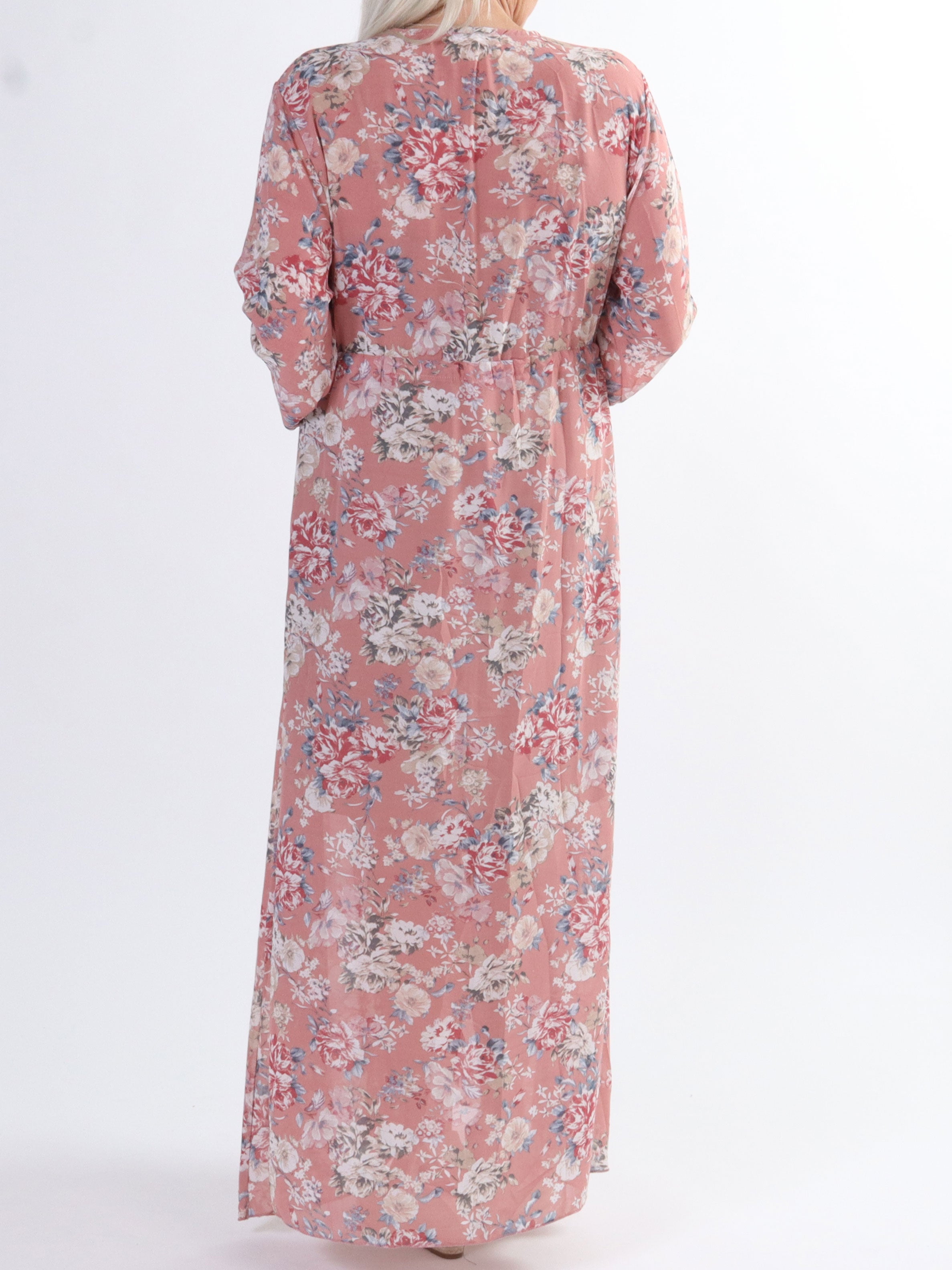 Stine - Söt lång kimono i plus size med blommigt mönster